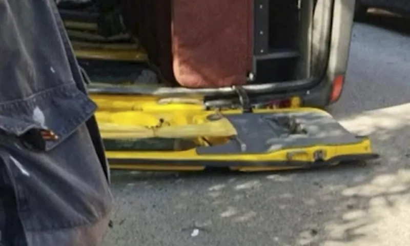 Σχολικό λεωφορείο ανατράπηκε στο Παλαιό Φάληρο με παιδιά μέσα αλλά χωρίς τραυματισμούς