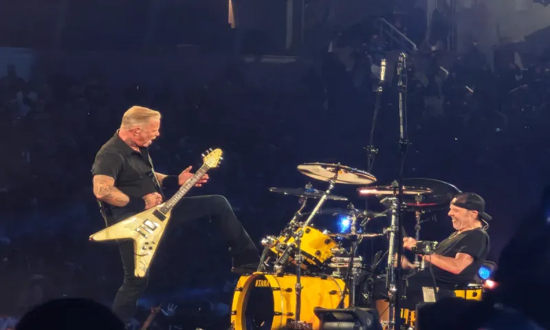 Οι Metallica... δεν χωράνε πουθενά - Παίξανε Τρύπες και Ζορμπά στο ΟΑΚΑ (vid)