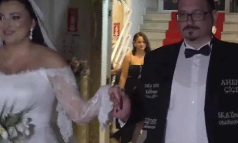 Έβαλε διαφημίσεις στο κουστούμι του για να βγάλει τα έξοδα του γάμου (video)