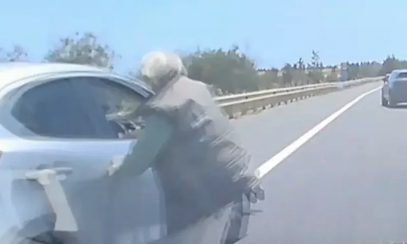 65χρονος βρέθηκε στο παρμπρίζ αυτοκινήτου στον αυτοκινητόδρομο Λάρνακας μετά από τροχαίο (video)