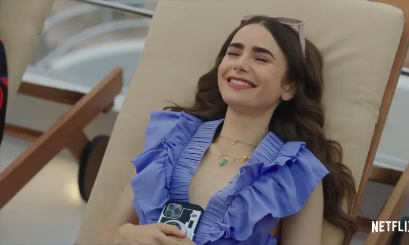 Emily in Paris: Η Lily Collins στη Μύκονο για τα γυρίσματα της νέας σεζόν (video)