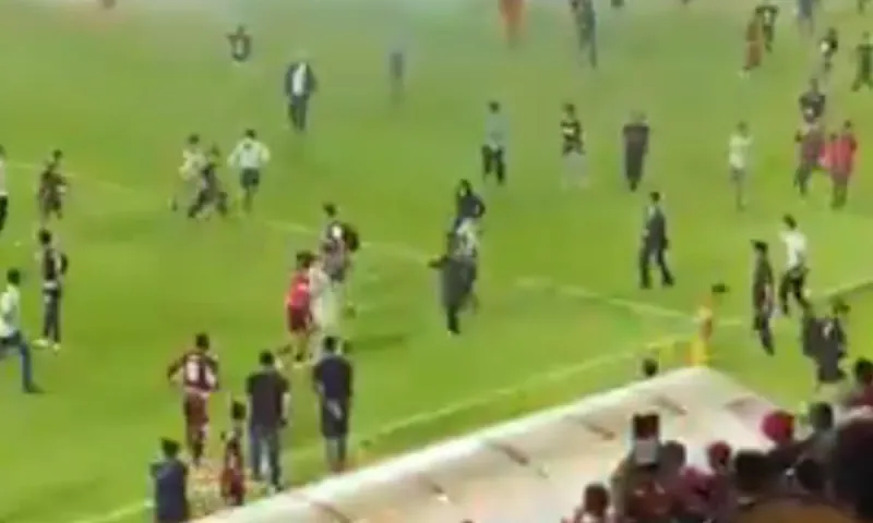 Ινδονησία: Χάος σε αγώνα της Persib, παίκτες κυνηγήθηκαν από οπαδούς (video)