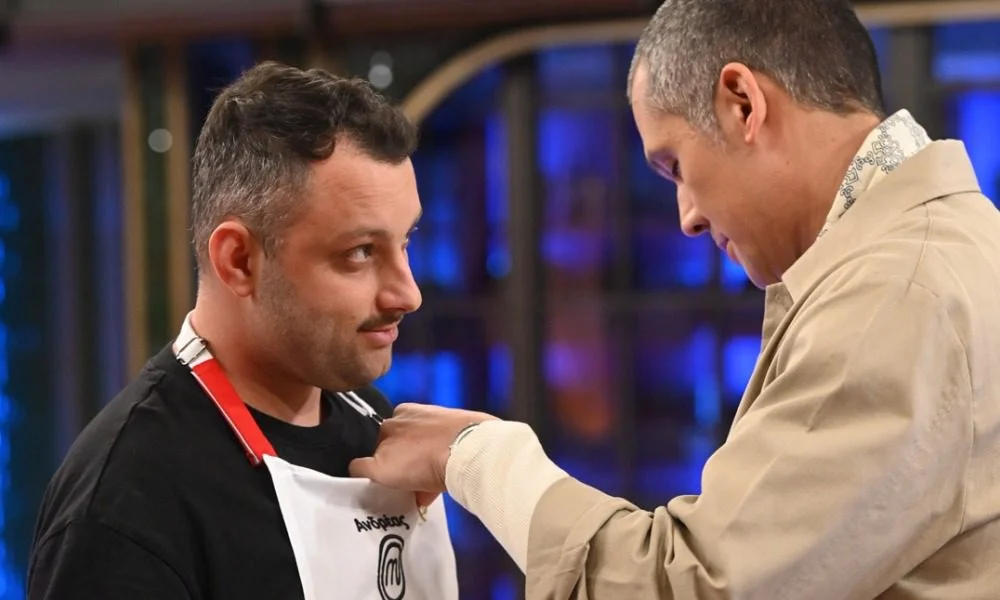 Μεγάλη αποχώρηση απόψε στο MasterChef spoiler με όλα τα spoilers να δείχνουν μπλε παίκτη. Το φαβορί για να φύγει και οι νέες ισορροπίες.