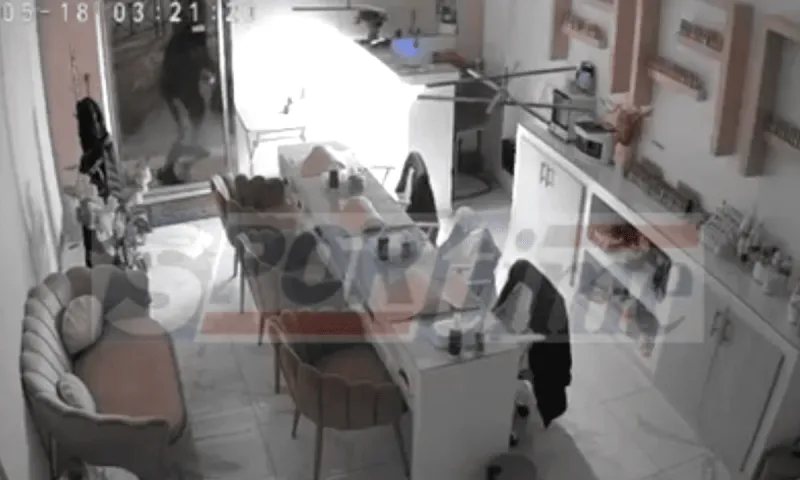 Δράστης εισβάλλει τα ξημερώματα σε μαγαζί στους Αμπελόκηπους και κλέβει ανενόχλητος (ΒΙΝΤΕΟ)