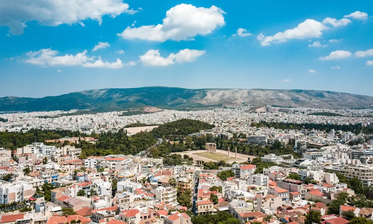 Καμία απάντηση δεν έχει δώσει η Πολιτική Προστασία για την ανησυχητική οσμή που «έπνιξε» την Αθήνα - Ποια είναι τα επικρατέστερα σενάρια.