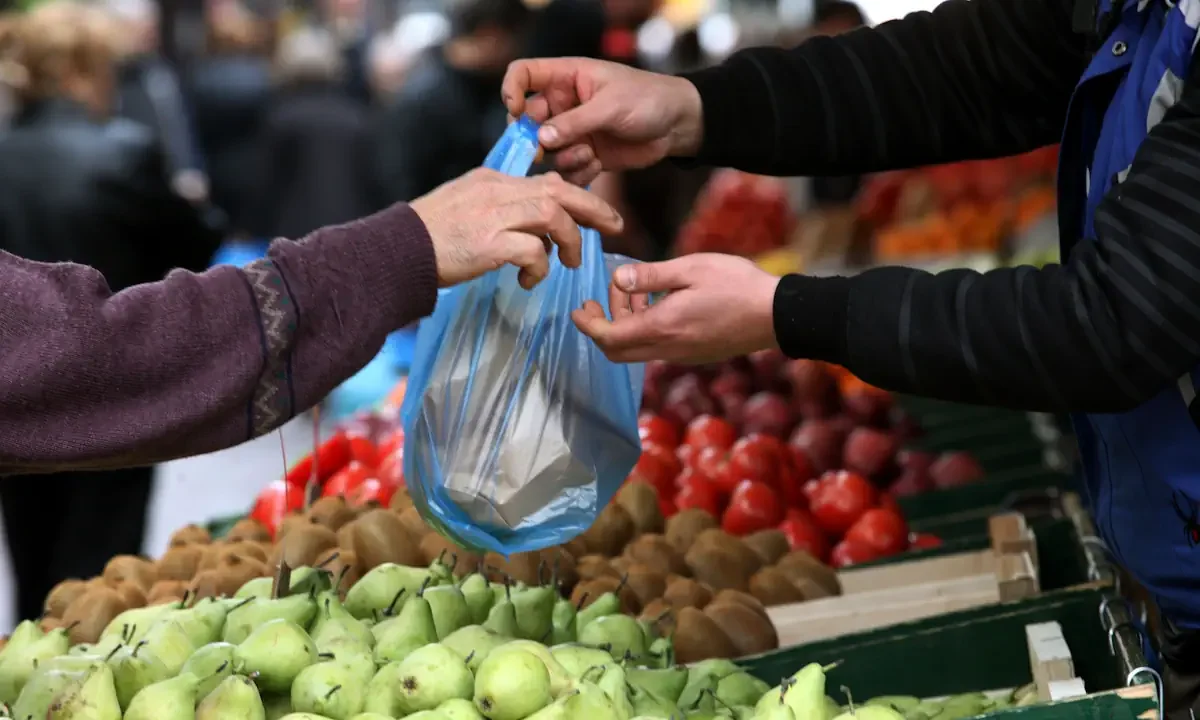 Η ακρίβεια στα καύσιμα και ο επίμονος πληθωρισμός γονατίζει στα νοικοκυριά - Παραπάνω από 6 μήνες μπορεί να πάρει η υποχώρηση των τιμών.