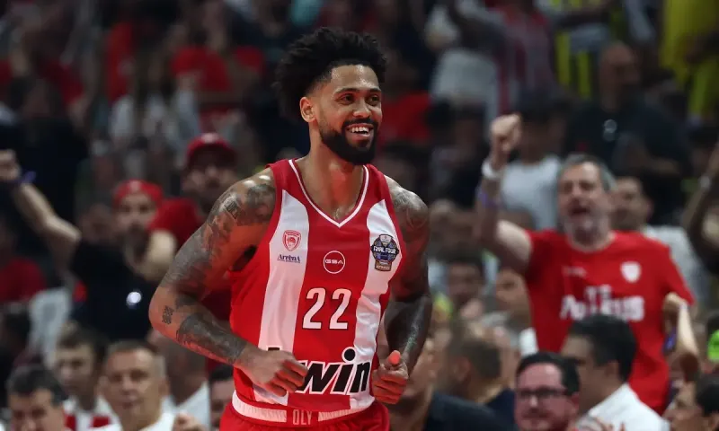 Ολυμπιακός - Φενερμπαχτσέ 56-41 (Γ' περίοδος): Ολυμπιακός με Tάιλερ και Βεζένκοβ ισοπεδώνουν τη Φενέρ στο T Center