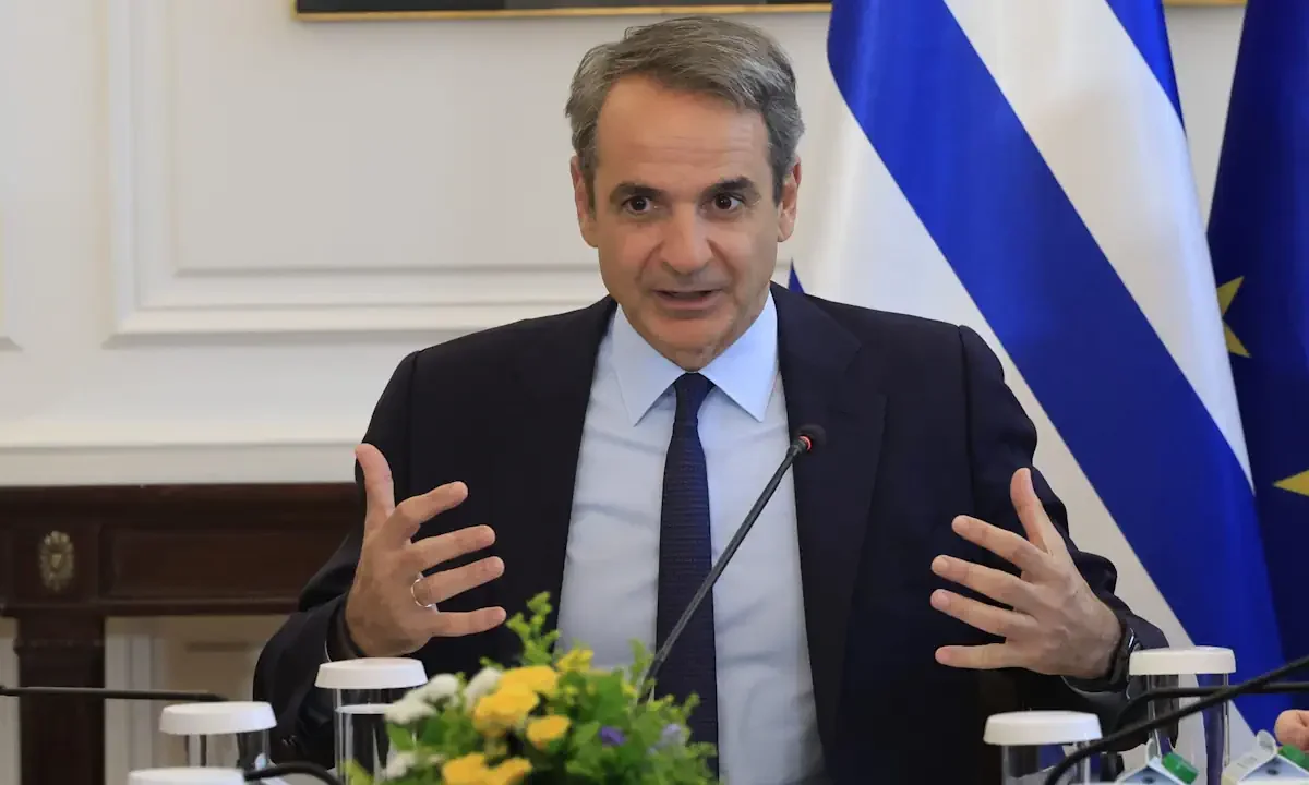 Ο Κυριάκος Μητσοτάκης πρώτα φρόντισε να απογειώσει τη δυσπιστία των πολιτών και τώρα... διαμαρτύρεται για τα πολλά κόμματα στη Βουλή.