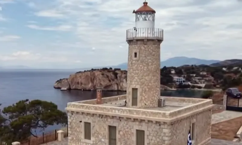 Σαλαμίνα: Ο φάρος της Κόγχης στέκει από το 1901 σαν άγρυπνος φύλακας των ελληνικών θαλασσών