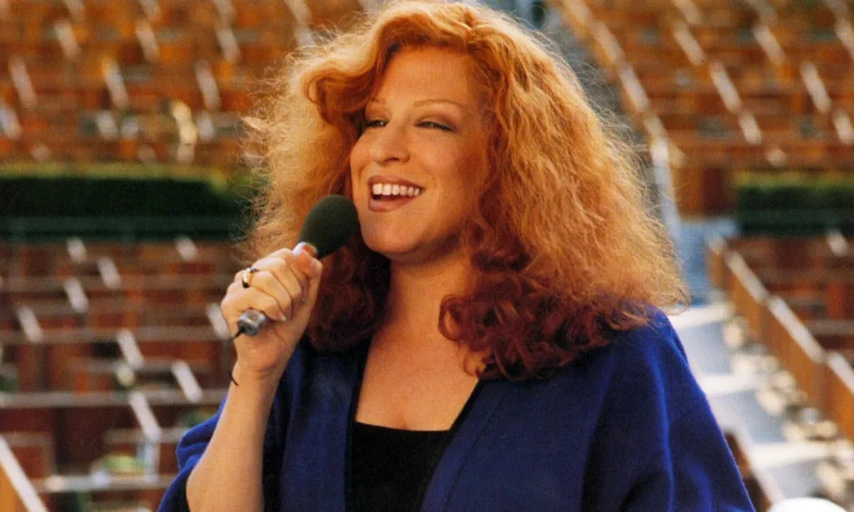 Δείτε πως είναι σήμερα η Bette Midler στα 80 της (video)
