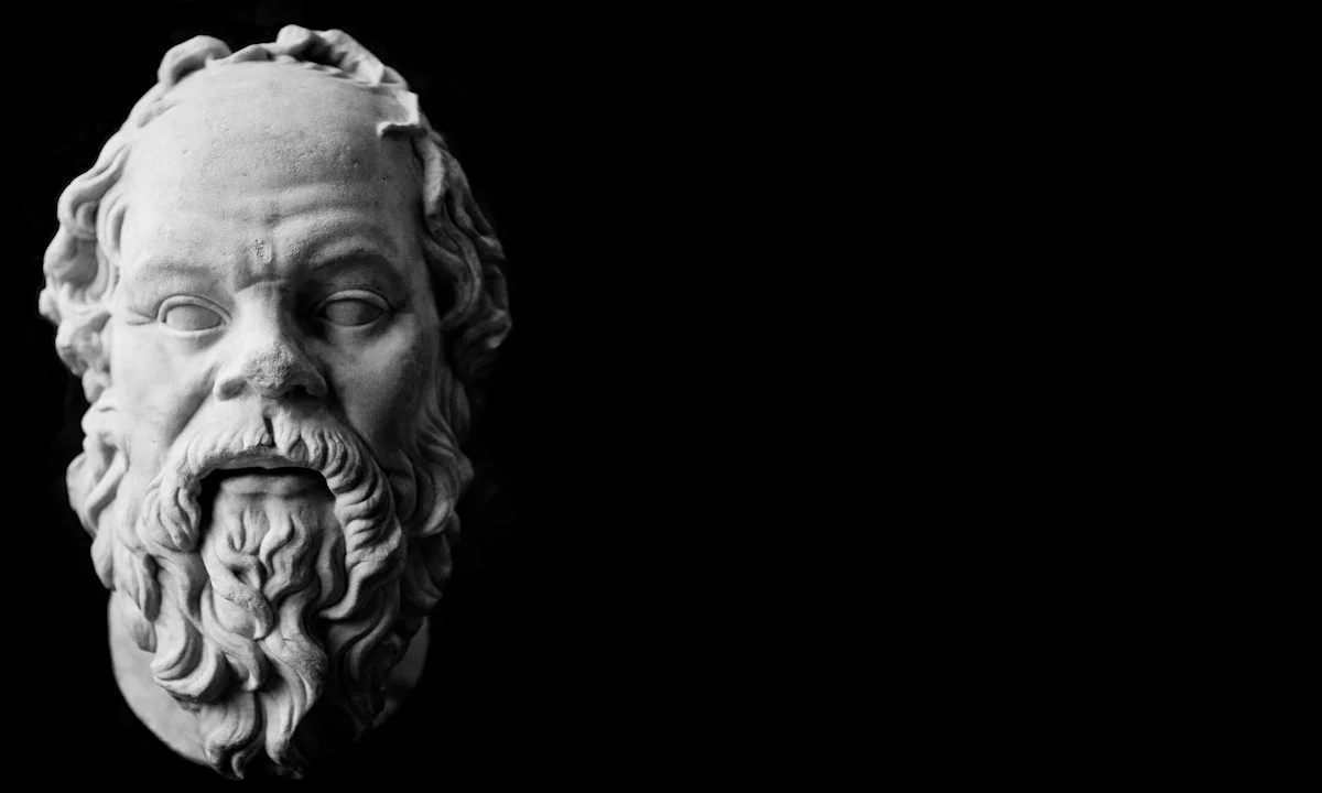 Η σωκρατική σκέψη για τη φιλία και τους φίλους μέσα από τις αρχαίες πηγές