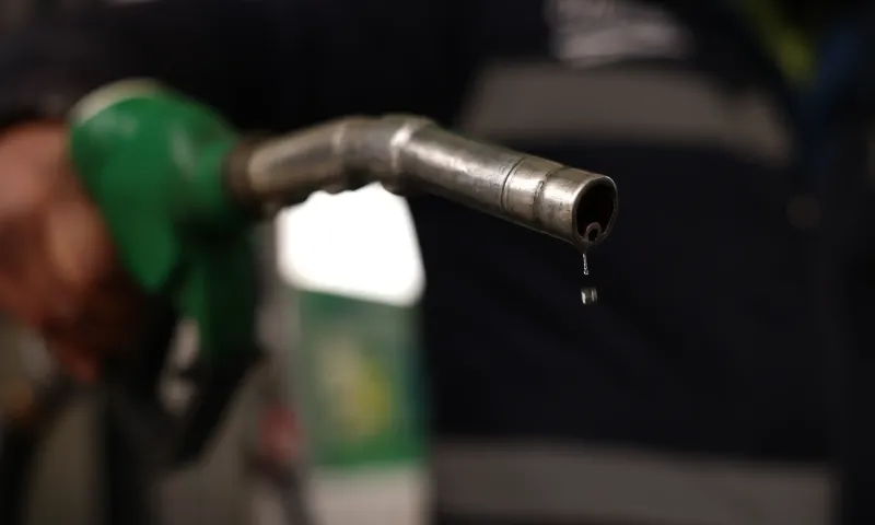 Βενζίνη: Πότε θα πέσουν οι τιμές στα πρατήρια στην Ελλάδα