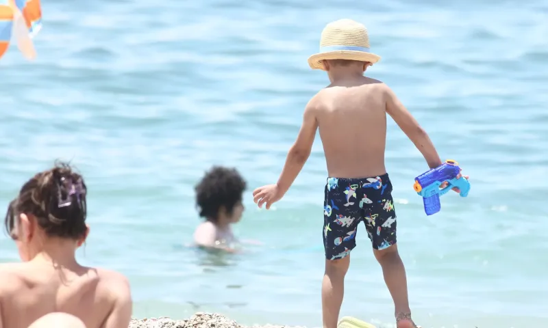 Καιρός 20/6: Ήλιος, μελτέμια και λίγες μπόρες στα ορεινά