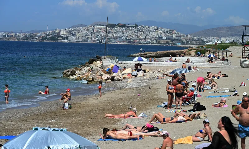 Καιρός 21/6: Καλοκαιρινή Κυριακή με ήλιο, βοριάδες και λίγες μπόρες στα βόρεια ορεινά