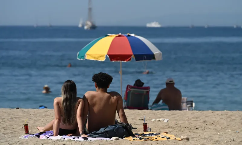 Καιρός 22/6: Καλοκαιρινή Δευτέρα με ήλιο, βοριάδες και τοπικές μπόρες στα ηπειρωτικά