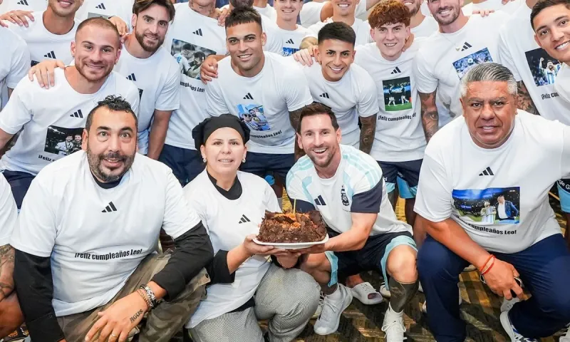 Messi: Η Αργεντινή φόρεσε μπλουζάκια με φωτογραφίες του και του έδειξε τι σημαίνει αρχηγός