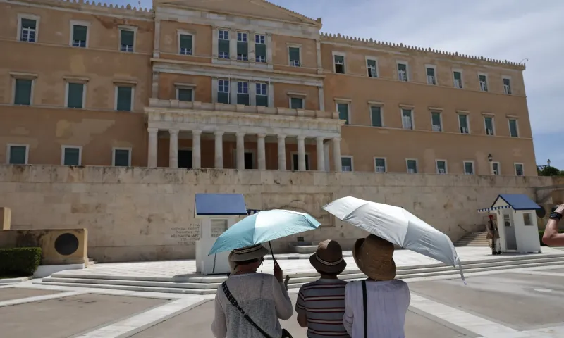 Καιρός 28/6: Καλοκαιρινή Κυριακή με ήλιο, πρόσκαιρες νεφώσεις στα βόρεια και ισχυρούς βοριάδες στο Αιγαίο