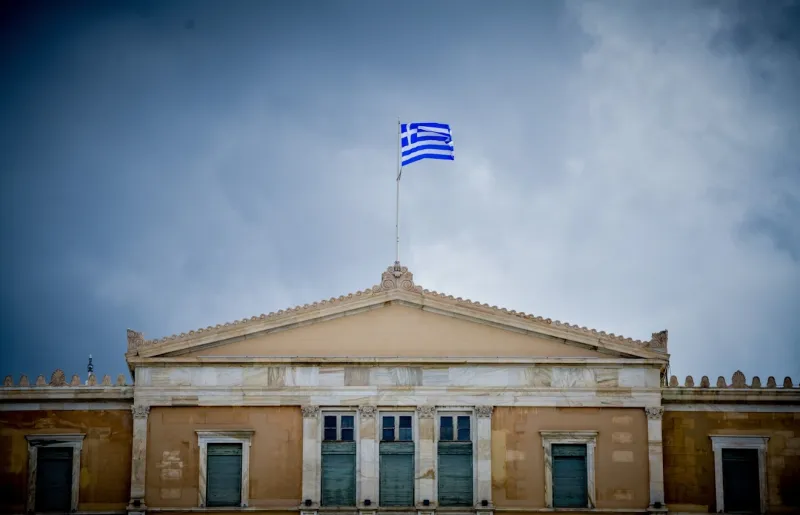 Έκθεση ΟΟΣΑ: Στα τάρταρα η εμπιστοσύνη των Ελλήνων στους θεσμούς -  Δημοκρατική «χρεωκοπία» για κυβέρνηση, δικαιοσύνη και ΜΜΕ!