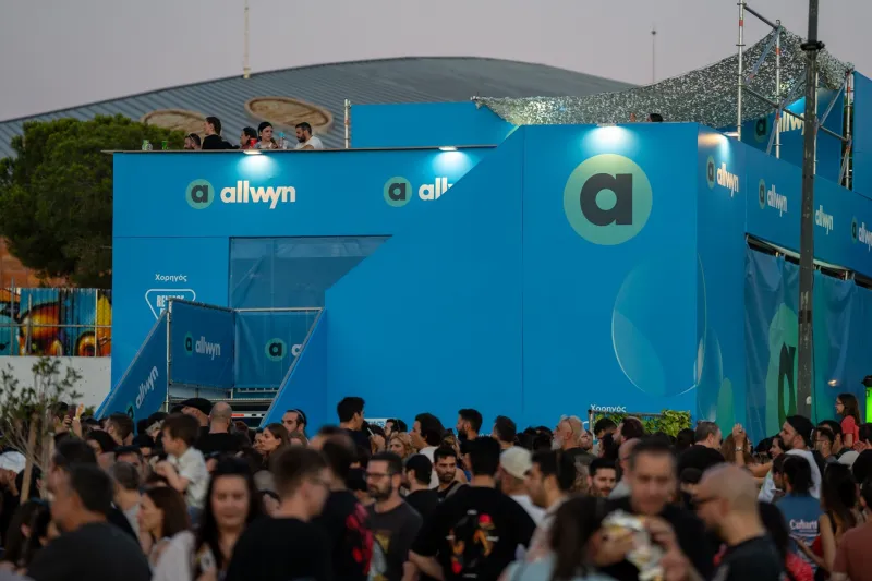 Τι θα κερνούσαν οι Έλληνες fans τους Pet Shop Boys; Η Allwyn έχει την απάντηση (vid.) – Μια νοσταλγική μουσική βραδιά στην Πλατεία Νερού