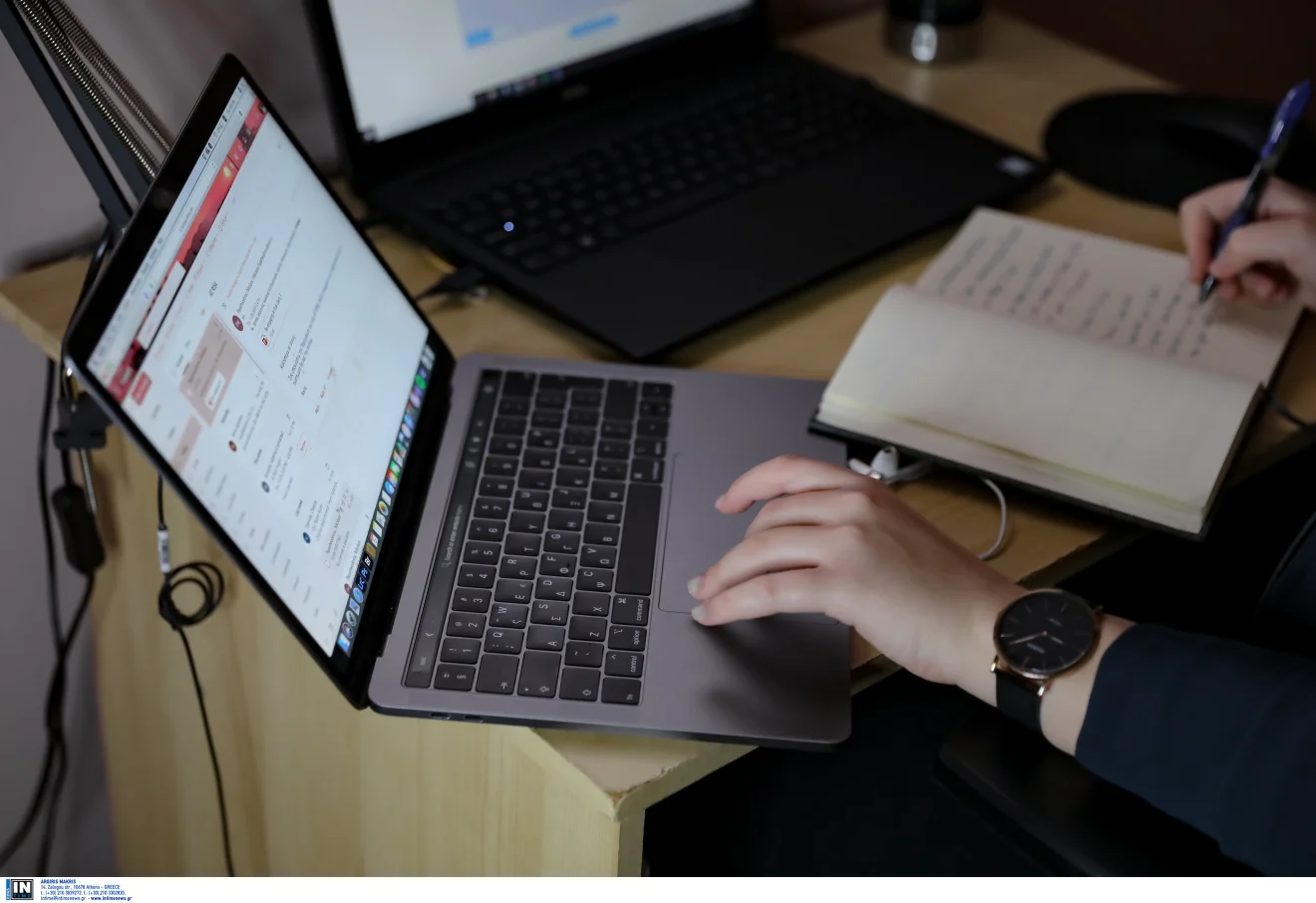 Άτομο εργάζεται σε laptop και κρατά σημειώσεις, σε εικόνα που παραπέμπει σε φορολογικές δηλώσεις και ηλεκτρονικές διαδικασίες. Πηγή: ΙΝΤΙΜΕ.