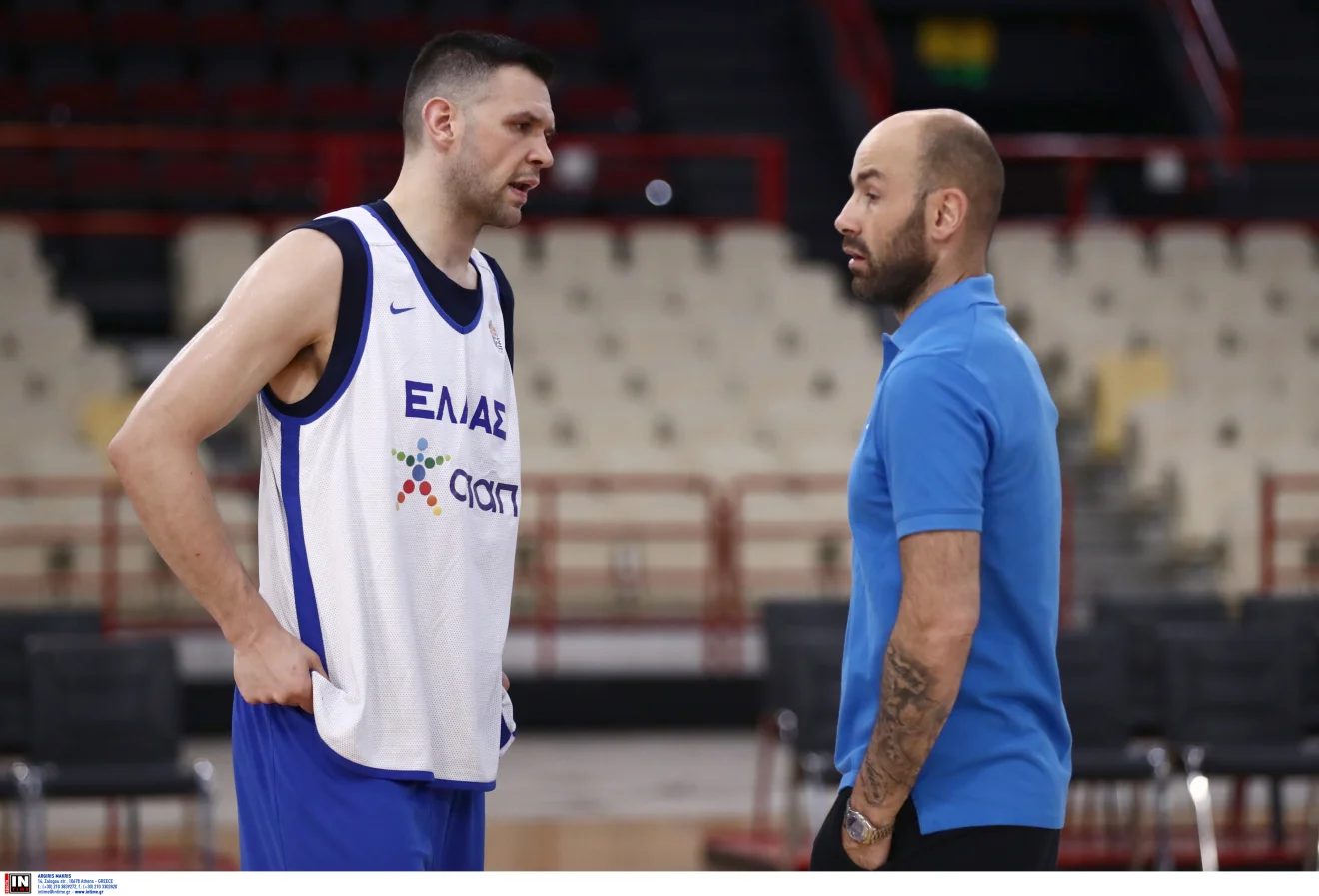 Ο Κώστας Παπανικολάου συνομιλεί με τον Βασίλη Σπανούλη σε προπόνηση της Εθνικής, σε στιγμιότυπο με έντονο μπασκετικό ενδιαφέρον. Πηγή: ΙΝΤΙΜΕ
