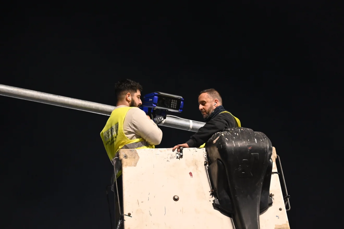 Τεχνικοί τοποθετούν κάμερα ελέγχου κυκλοφορίας σε μεταλλικό βραχίονα, στο πλαίσιο εγκατάστασης συστήματος επιτήρησης δρόμων. Πηγή: ΙΝΤΙΜΕ.