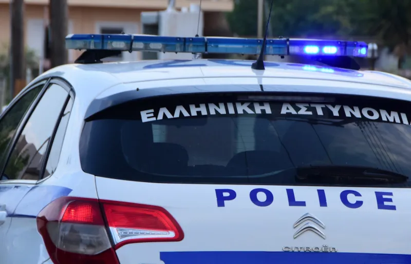 Σπάτα: Συνέλαβαν Ρομά επειδή απείλησαν γιατρούς με όπλα και εκείνοι άρχισαν να «σπάνε» και το αστυνομικό τμήμα!