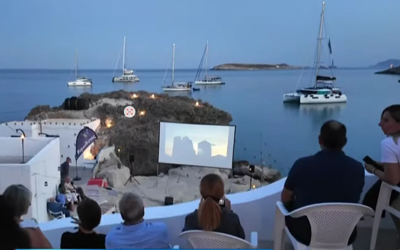 Υπαίθριο θερινό σινεμά στην Κίμωλο δίπλα στη θάλασσα με εκατοντάδες φωτισμένα φαναράκια