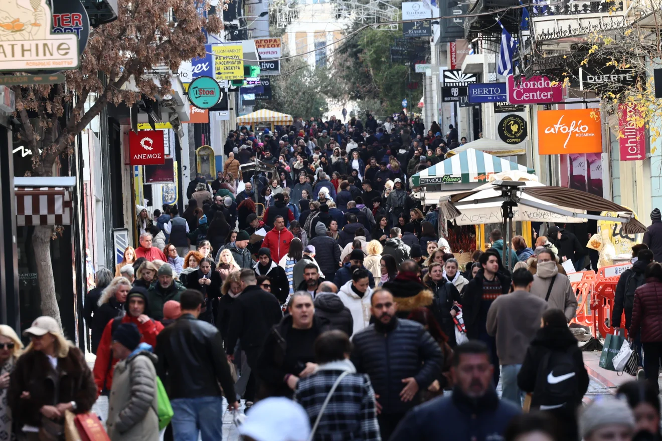 Πλήθος κόσμου κινείται σε πολυσύχναστο εμπορικό πεζόδρομο, ανάμεσα σε καταστήματα και υπαίθριους πάγκους. Πηγή: ΙΝΤΙΜΕ.
