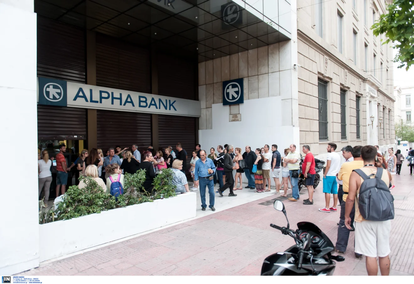 Πλήθος πολιτών περιμένει σε ουρά έξω από υποκατάστημα της Alpha Bank. Πηγή: ΙΝΤΙΜΕ.