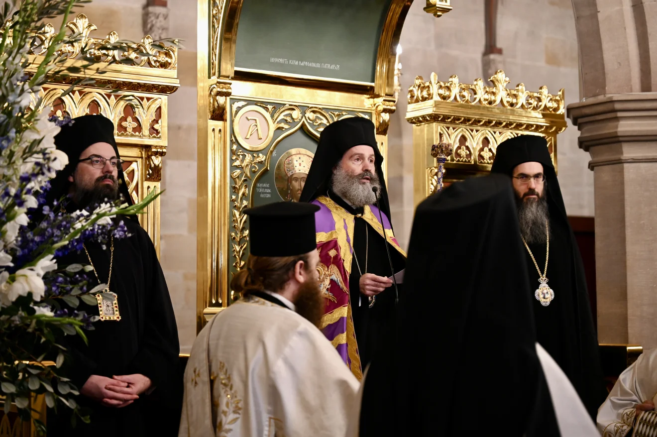 Ιεράρχες και κληρικοί συμμετέχουν σε εκκλησιαστική τελετή μπροστά από το επιβλητικό τέμπλο του ναού. INTIME.