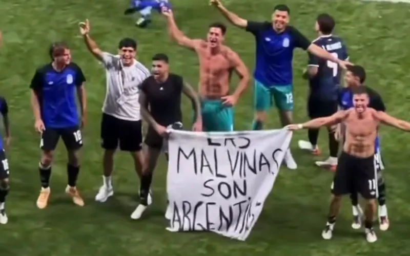 Η FIFA εξετάζει την Αργεντινή μετά το πανό για τα Φόκλαντς και το ποδόσφαιρο μπλέκει ξανά με την πολιτική