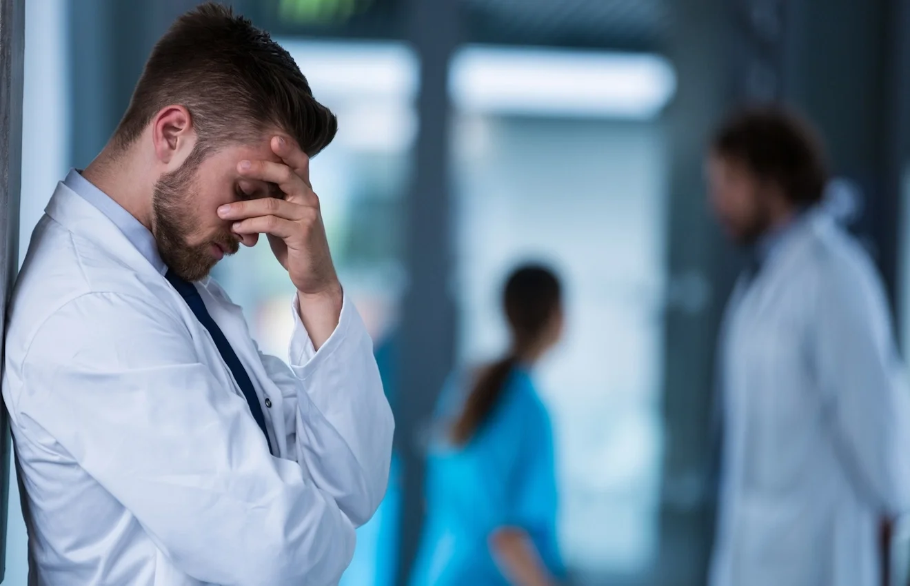 Το burnout στο σκαμνί - Η απόφαση-σταθμός που αναγνωρίζει την ευθύνη των διοικήσεων για την επαγγελματική εξουθένωση των γιατρών του ΕΣΥ.