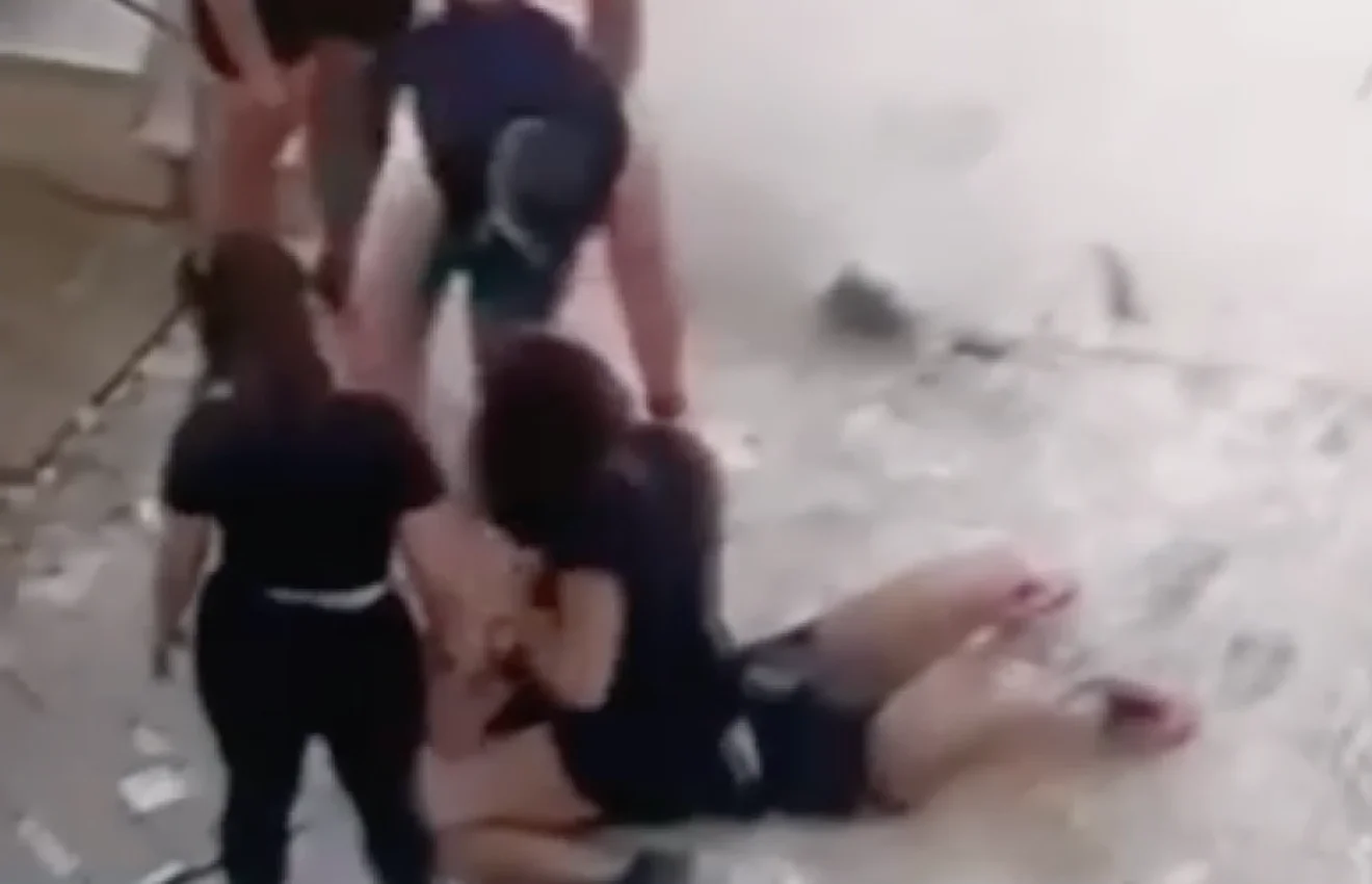 Ανήλικες χτυπούν ανελέητα μια συνομήλικη τους ενώ φέρεται να έψαχναν να αγοράσουν και σιδηρογροθιές!