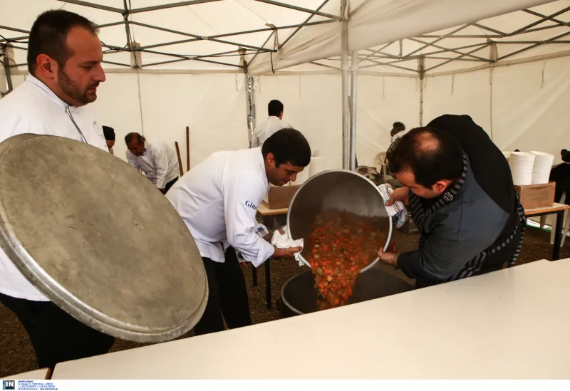 Καπάκι κατσαρόλας: Γιατί κάποιοι το γυρίζουν ανάποδα στη διάρκεια του μαγειρέματος