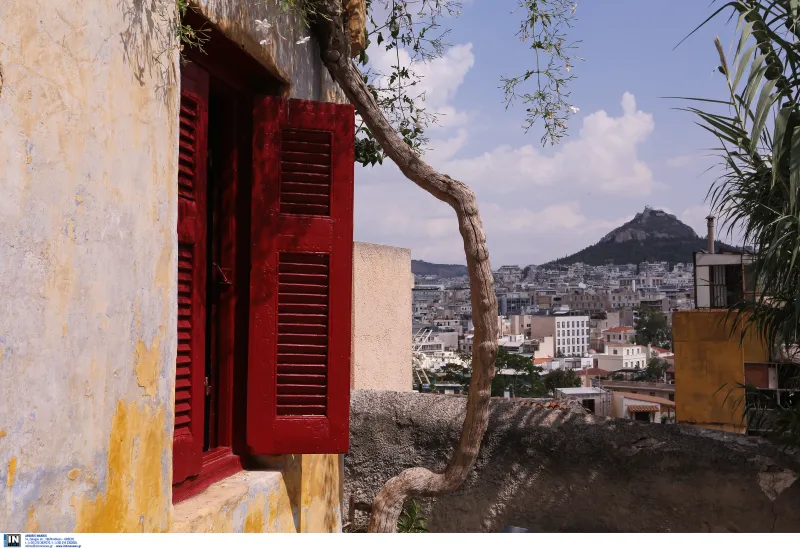 Παντζούρια στον καύσωνα: Πότε πρέπει να μένουν κλειστά μέσα στην ημέρα