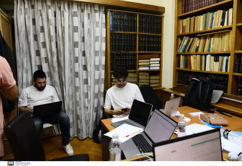 Γραφείο: Πώς ρυθμίζεται η θέση για λιγότερη καταπόνηση μέσα στη μέρα