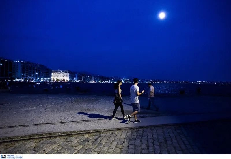 Περπάτημα μέσα στη μέρα: Πώς τα μικρά διαλείμματα νικούν την ακινησία
