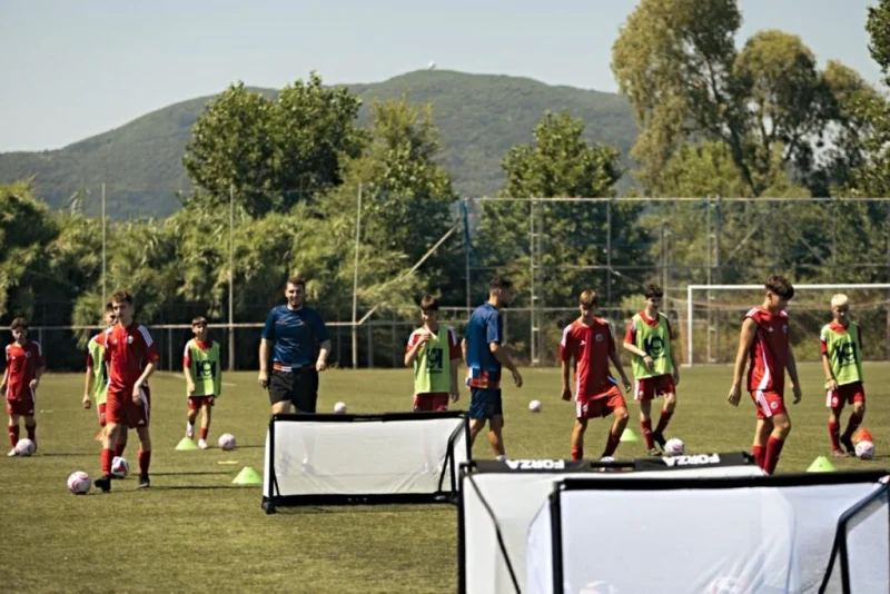 Νεαροί ποδοσφαιριστές εκτελούν ασκήσεις με μπάλα σε οργανωμένο προπονητικό πρόγραμμα των Ajax Camps Kerkyra. Πηγή: kerkyraunited.com.