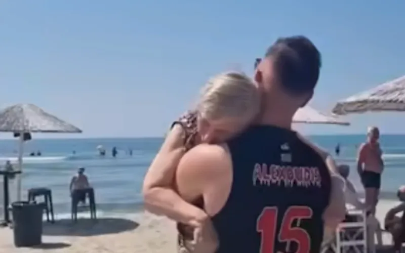 Ηλικιωμένοι μπαίνουν στη θάλασσα με τη βοήθεια των φροντιστών τους, μοναδικές εικόνες ανθρωπιάς (video)
