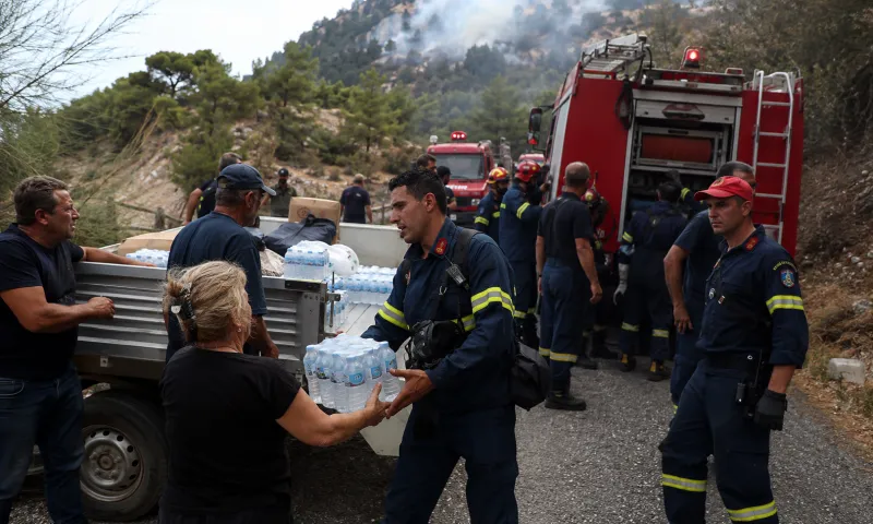 Ρόδος και Βοιωτία: Οι τοπικές κοινωνίες δίπλα στις πυροσβεστικές δυνάμεις