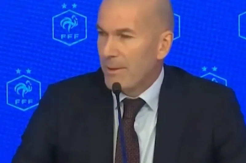 Ζιντάν: Πριν μιλήσει για τη Γαλλία, υποκλίθηκε στους πυροσβέστες (video)