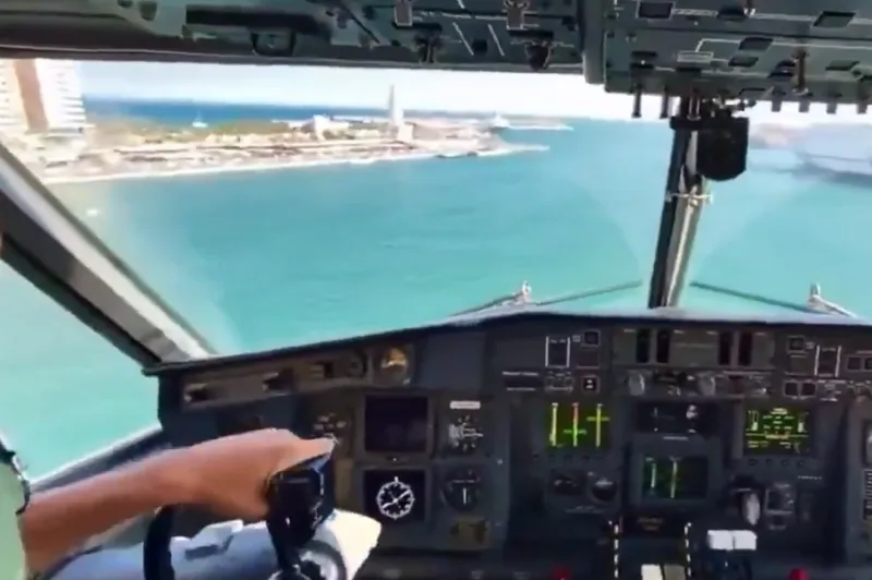 Βίντεο που κόβει την ανάσα: Canadair γεμίζει νερό μέσα στο λιμάνι της Μάλαγα