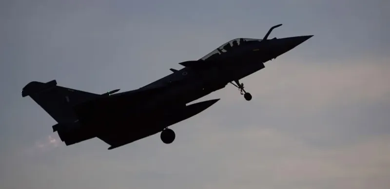 Κατηγορίες για κατασκοπεία στον πρώην πιλότο που είχε αμφισβητήσει τα Rafale της Ινδίας