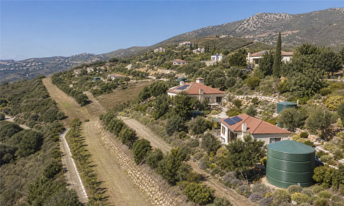 Μεσογειακή πλαγιά με αντιπυρικές ζώνες, καθαρό περιβάλλον και προστατευμένα σπίτια αναδεικνύει την αξία της πρόληψης, Πηγή: Sportime.gr