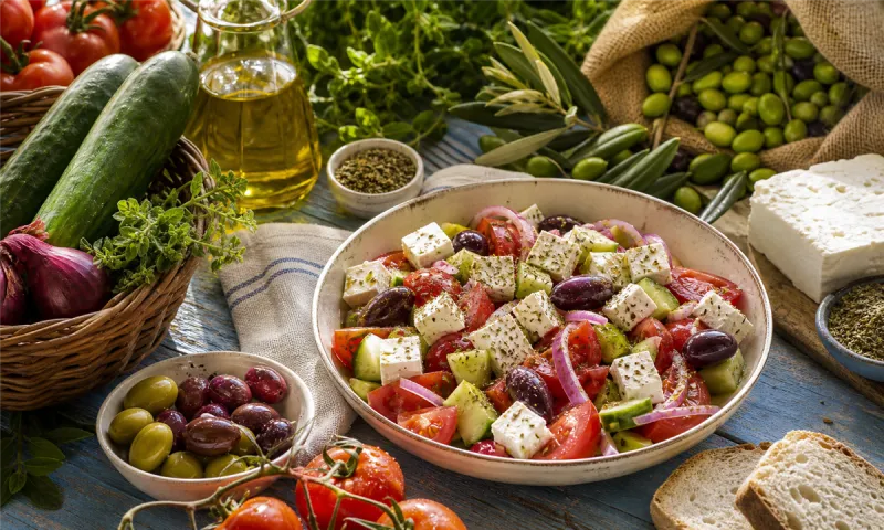 Η χωριάτικη σαλάτα ως καθρέφτης της οικονομίας: Τι δείχνει ένα απλό πιάτο