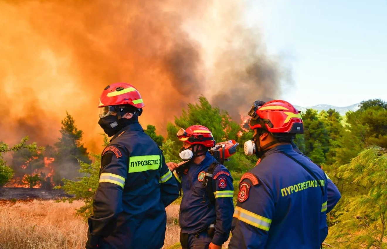 Ανύπαρκτη οργάνωση για τις στοιχειώδες ανάγκες των πυροσβεστών - Η Πολιτεία δεν εξασφαλίζει ούτε τα αυτονόητα.