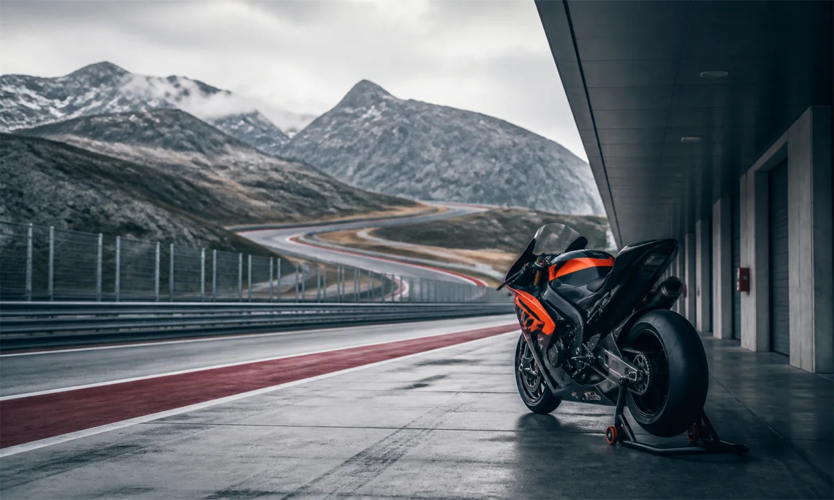 Αγωνιστική μοτοσικλέτα σε ήρεμη pit lane ορεινής πίστας χωρίς αναβάτη — Πηγή: Sportime.gr