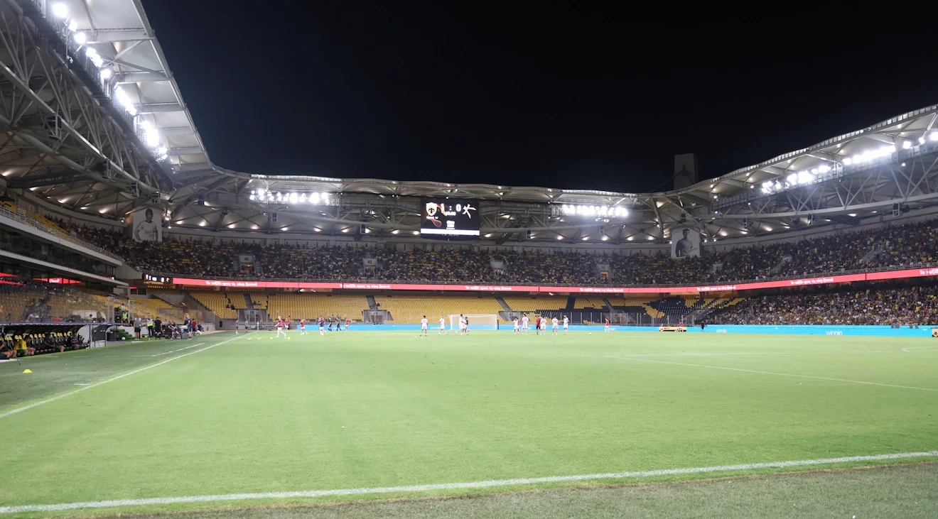 Οπαδοί της ΑΕΚ στην Allwyn Arena / Φωτογραφία: Intime