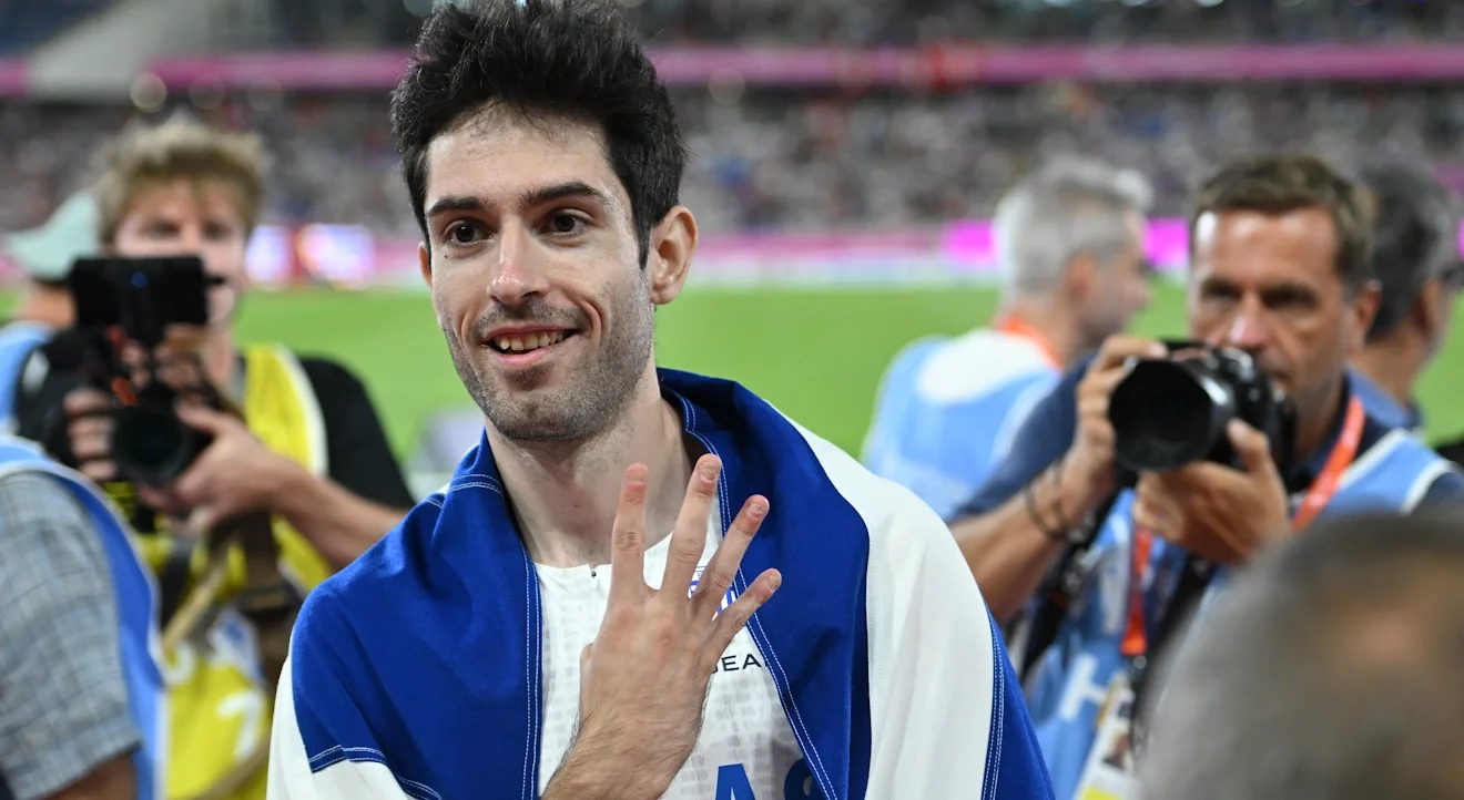 Ο Τεντόγλου με την ελληνική σημαία / Φωτογραφία: Intime